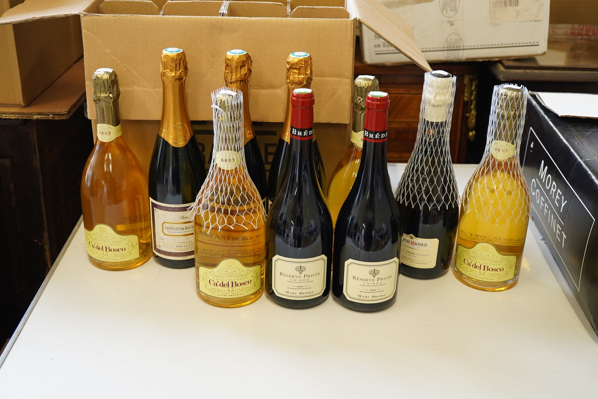A mixed parcel of white and sparkling white wine